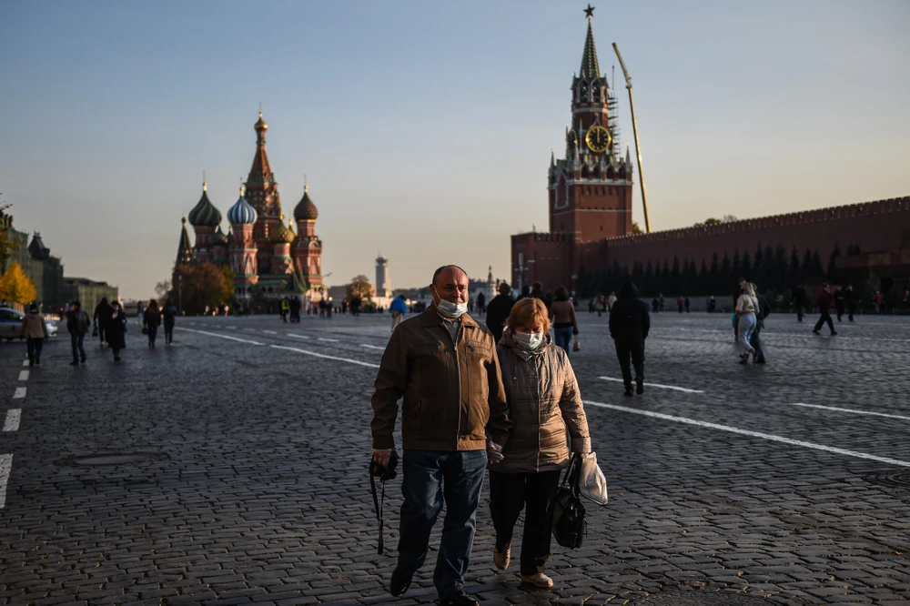 Người dân đeo khẩu trang phòng lây nhiễm COVID-19 tại Quảng trường Đỏ ở Moskva, Nga. (Ảnh: THX/TTXVN)