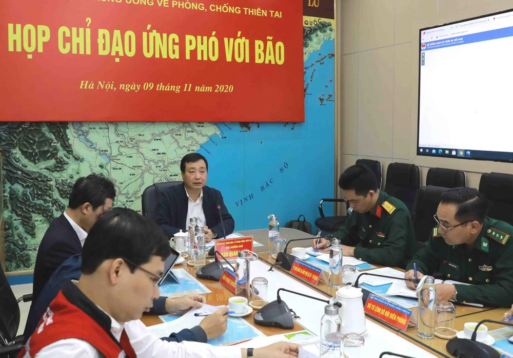 Ông Trần Quang Hoài, Phó trưởng ban Chỉ đạo Trung ương về phòng, chống thiên tai, Tổng cục trưởng Tổng Cục phòng chống thiên tai chủ trì cuộc họp. (Ảnh: Vũ Sinh/TTXVN)