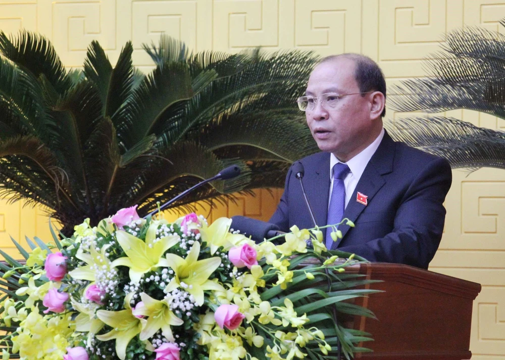 Đồng chí Bùi Đức Hinh, Chủ tịch Hội đồng nhân dân tỉnh Hòa Bình phát biểu tại kỳ họp. (Ảnh: Thanh Hải/TTXVN)