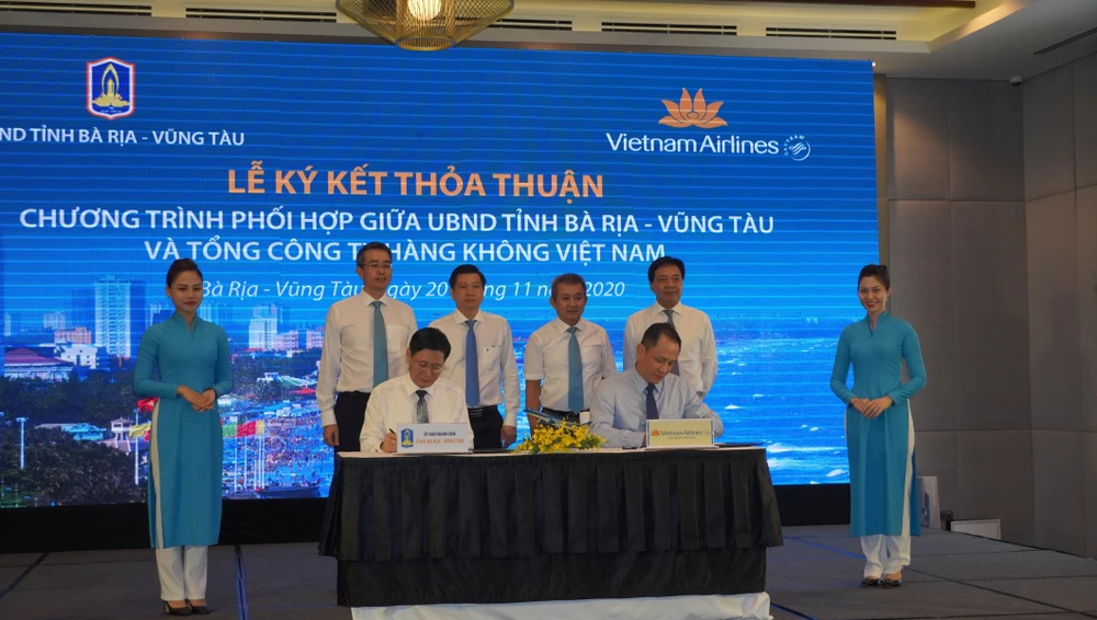 Lãnh đạo tỉnh Bà Rịa-Vũng Tàu và lãnh đạo Vietnam Airlines ký kết thỏa thuận. (Ảnh: Huỳnh Ngọc Sơn/TTXVN)