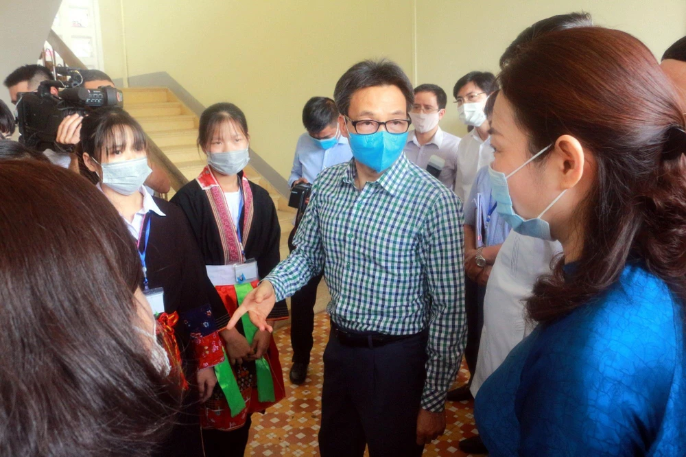 Phó Thủ tướng Vũ Đức Đam kiểm tra công tác phòng chống dịch COVID-19 tại Trường Phổ thông dân tộc nội trú tỉnh Quảng Ninh. (Ảnh: Đức Hiếu/TTXVN)