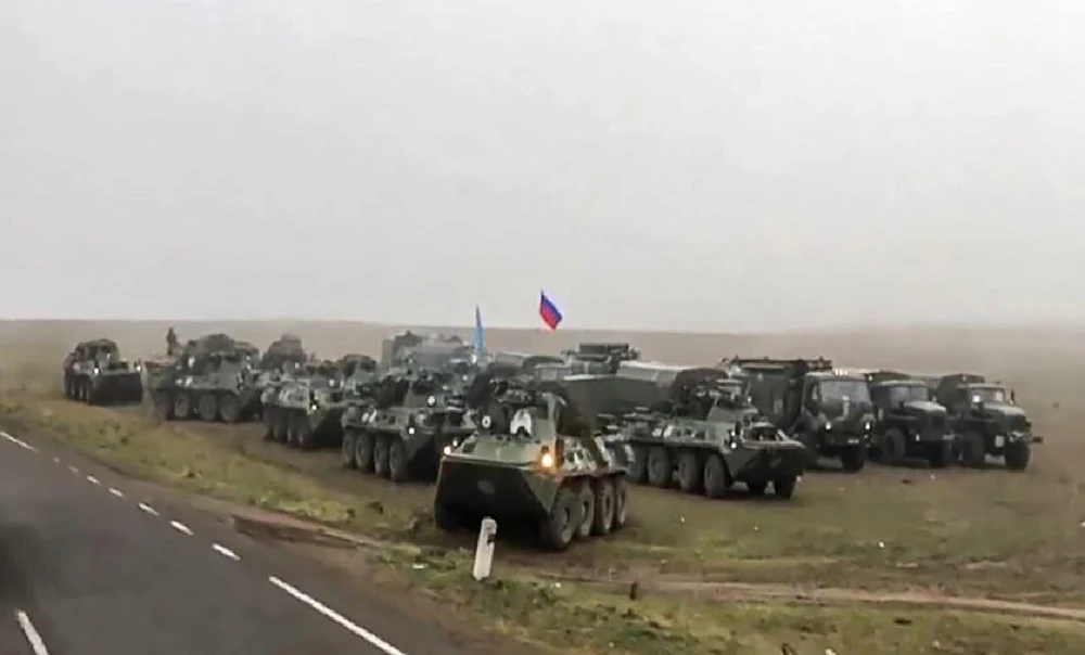 Xe quân sự của lực lượng giữ gìn hòa bình Nga di chuyển tới thành phố Stepanakert, thủ phủ khu vực xung đột Nagorny-Karabakh ngày 14/11. (Ảnh: AFP/TTXVN)