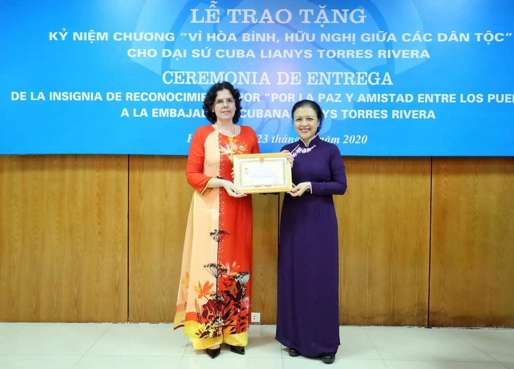 Chủ tịch Liên hiệp các tổ chức Hữu nghị Việt Nam Nguyễn Phương Nga trao Kỷ niệm chương cho Đại sứ Đặc mệnh toàn quyền Cuba tại Việt Nam Lianys Torres Rivera. (Ảnh: TTXVN)