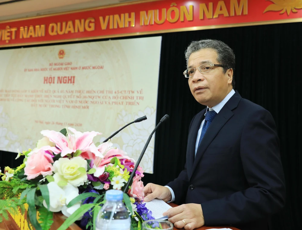 Thứ trưởng Bộ Ngoại giao Đặng Minh Khôi, Chủ nhiệm Ủy ban Nhà nước về người Việt Nam ở nước ngoài phát biểu khai mạc hội nghị. (Ảnh: Lâm Khánh/TTXVN)