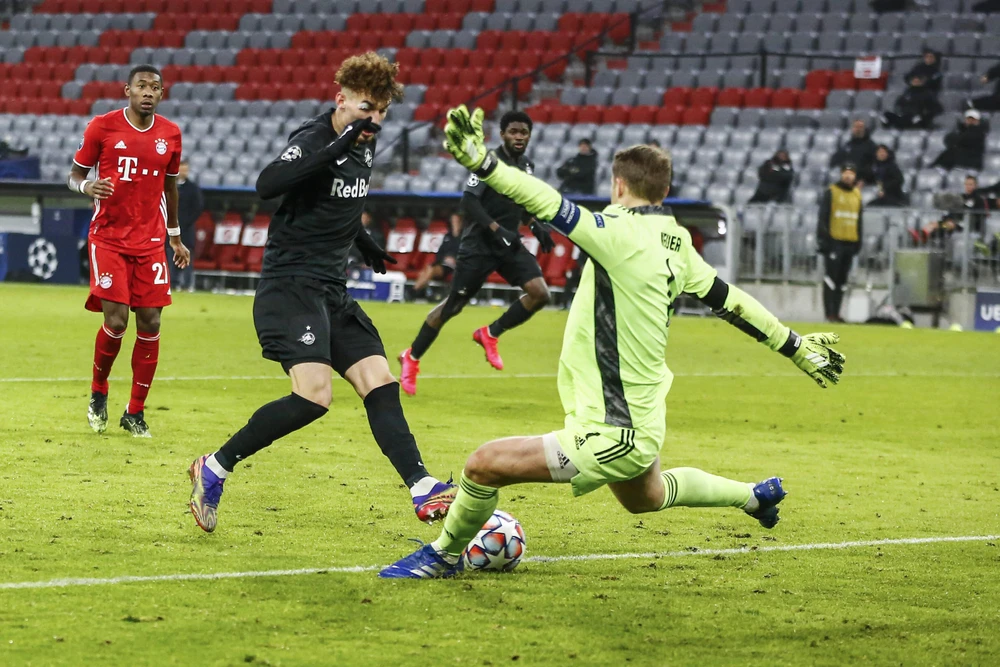 Manuel Neuer trở thành nỗi ám ảnh với cầu thủ của Salzburg. (Nguồn FcBayern)