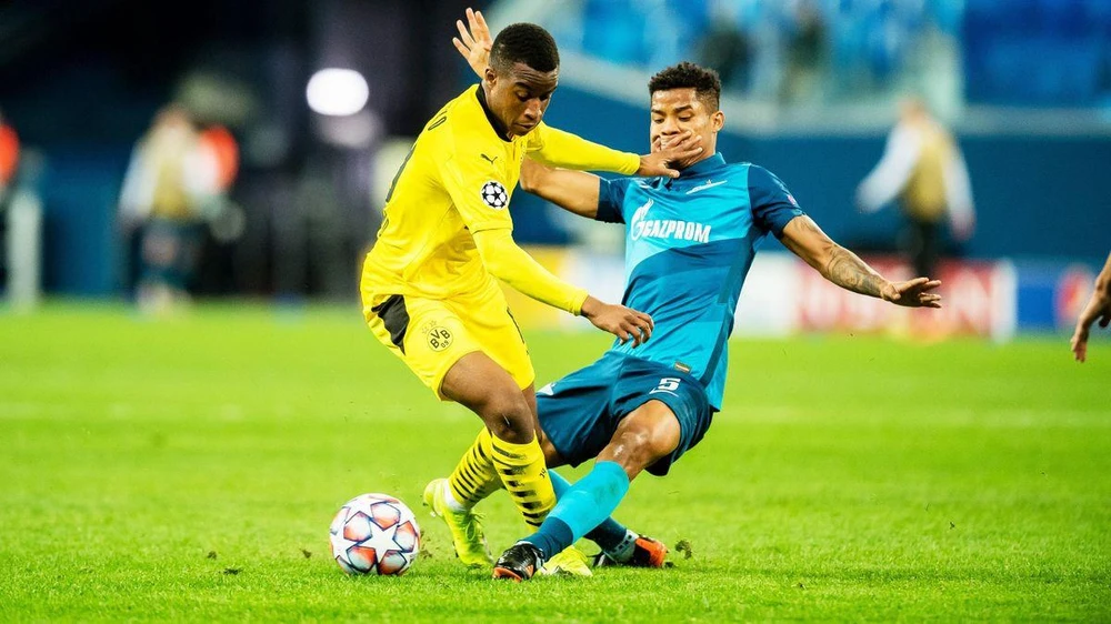 Moukoko (áo vàng) trở thành cầu thủ trẻ nhất thi đấu tại Champions League. (Nguồn: Getty Images)