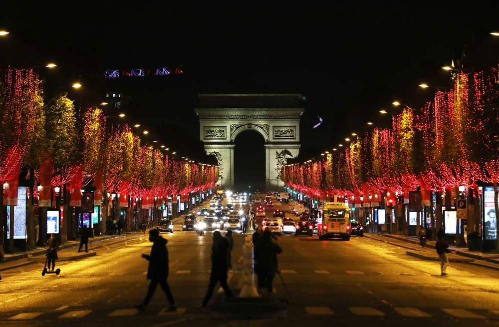 Đường phố tại Paris, Pháp, được trang hoàng đón Giáng sinh. (Ảnh: THX/TTXVN)