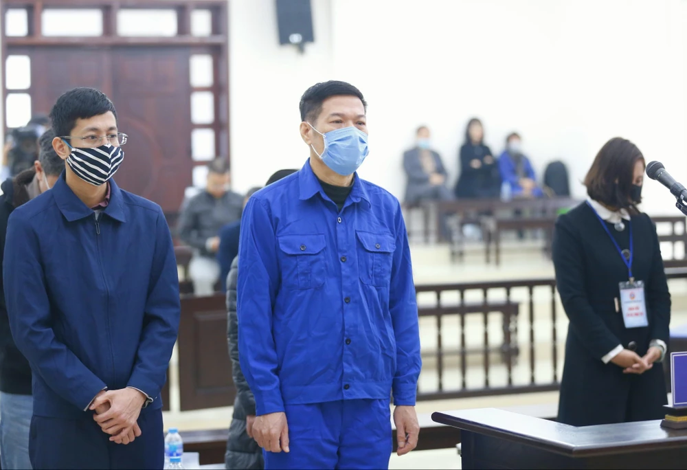 Bị cáo Nguyễn Nhật Cảm và đồng phạm nghe đại diện Viện Kiểm sát đọc Bản cáo trạng truy tố. (Ảnh: Doãn Tấn/TTXVN)