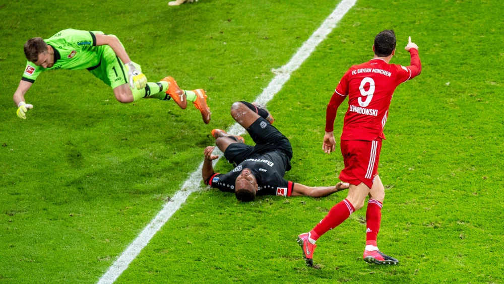 Lewandowski giúp Bayern kết thúc năm ở ngôi đầu Bundesliga. (Nguồn: Imago)