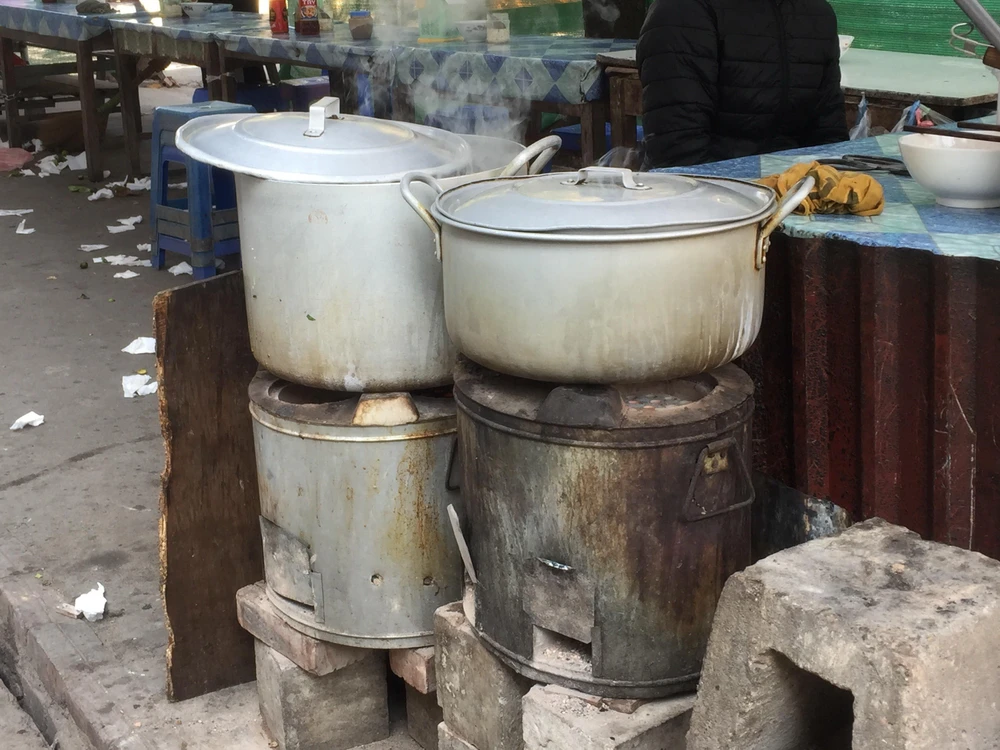 Bếp than tổ ong được người dân sử dụng làm phương tiện đun nấu tại phường Phú Lãm, quận Hà Đông, Hà Nội. (Ảnh: Minh Nghĩa/TTXVN)