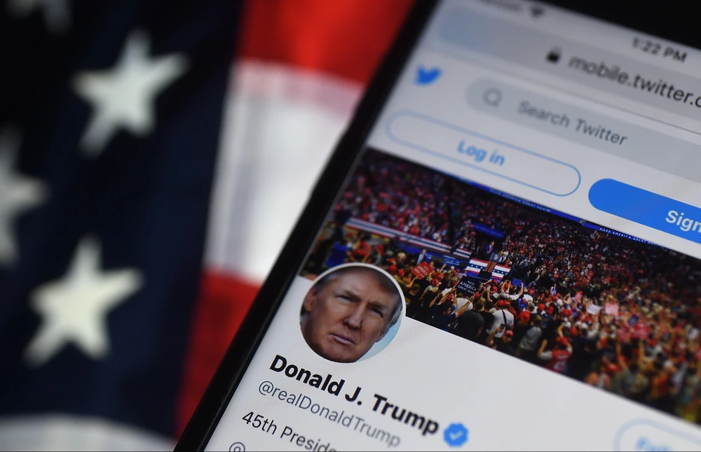 Trang Twitter của Tổng thống Mỹ Donald Trump trên màn hình điện thoại di động ở Arlington, Virginia, Mỹ. (Ảnh: AFP/TTXVN)