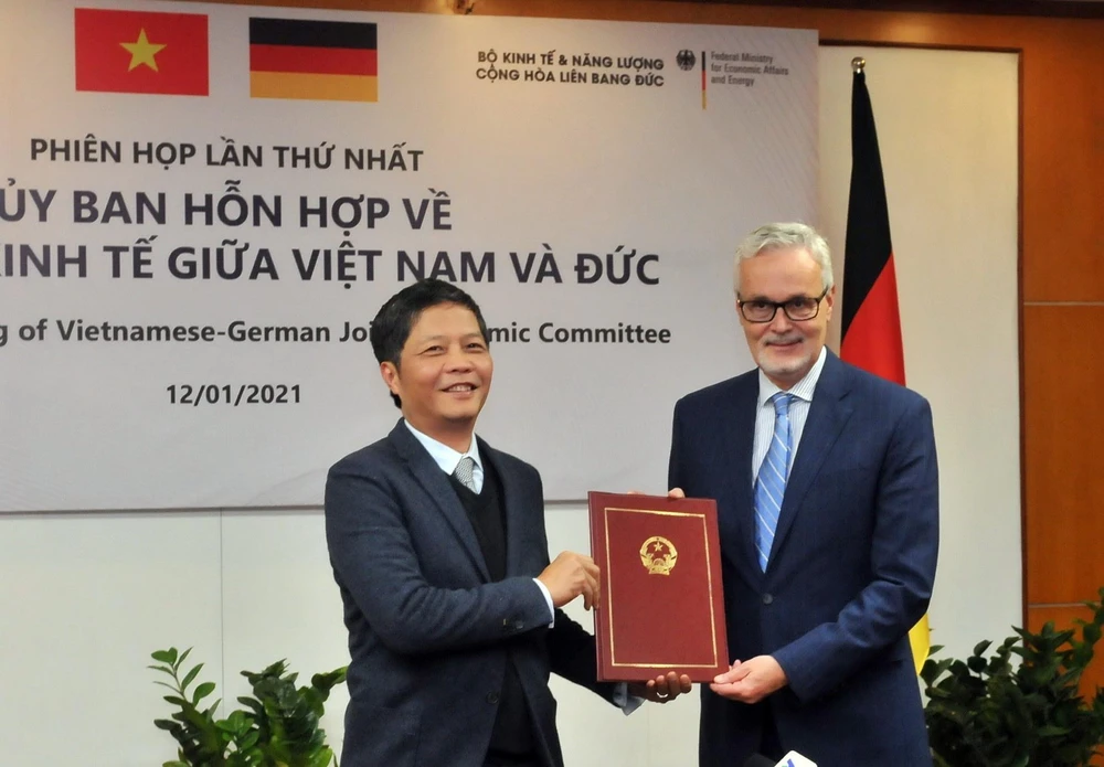 Bộ trưởng Trần Tuấn Anh và Đại sứ CHLB Đức tại Việt Nam Guido Hildner ký kết Biên bản thống nhất phương hướng hợp tác cụ thể trong thời gian tới. (Ảnh: Trần Việt/TTXVN)