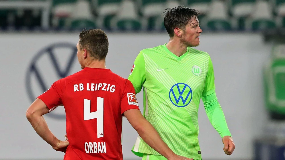 Wolfsburg (áo xanh) lại ngăn RB Leipzig soán ngôi Bayern. (Nguồn: Bundesliga)