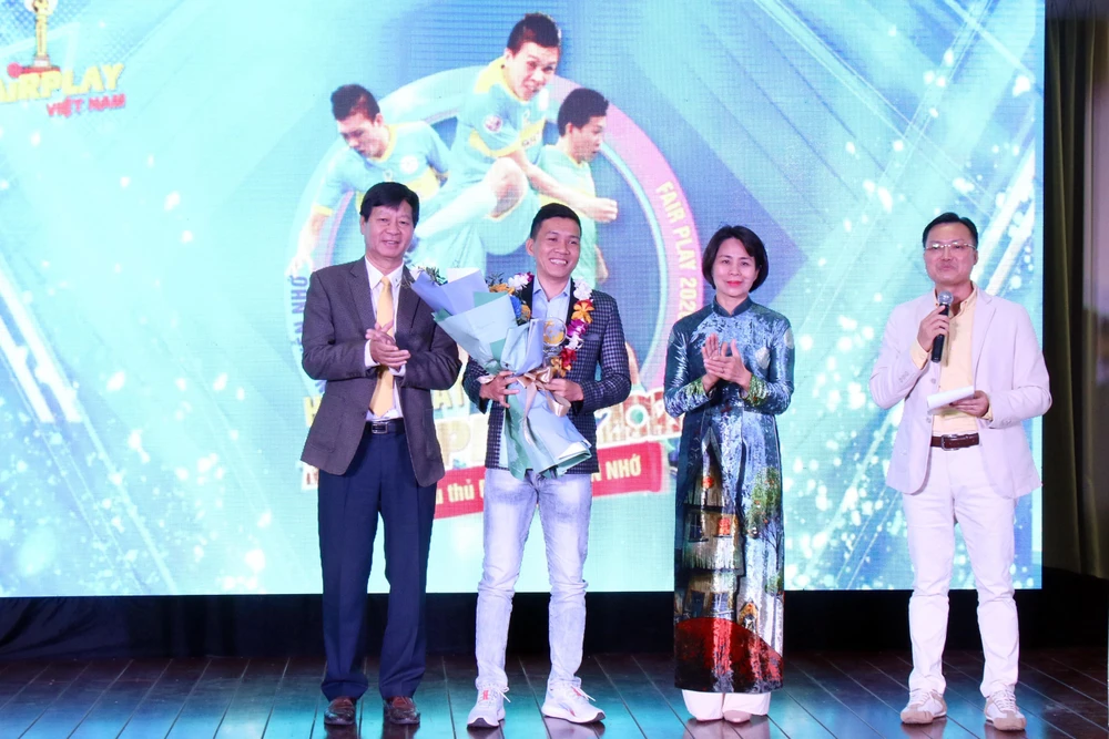 Trong ảnh: Trao giải nhất Fair Play 2020 cho cầu thủ Futsal Nguyễn Nhớ. (Ảnh: Tiến Lực/TTXVN)