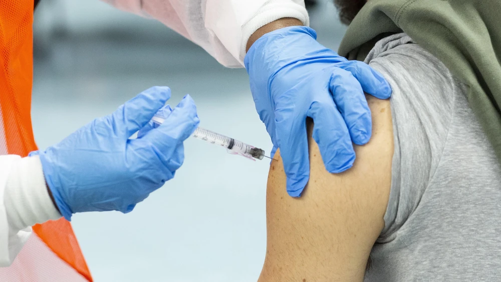 Người dân tiêm chủng vắcxin ngừa COVID-19 tại New York, Mỹ. (Ảnh: AFP/TTXVN)