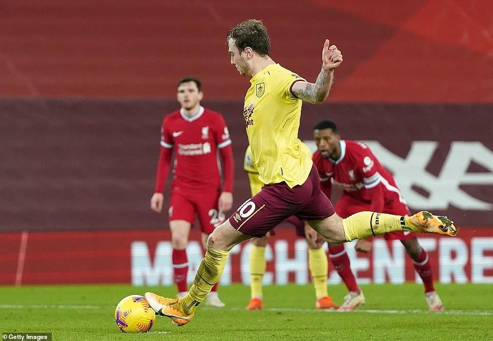 Ashley Barnes ghi bàn từ chấm 11m, giúp Burnley thắng Liverpool. (Nguồn: Getty Images)