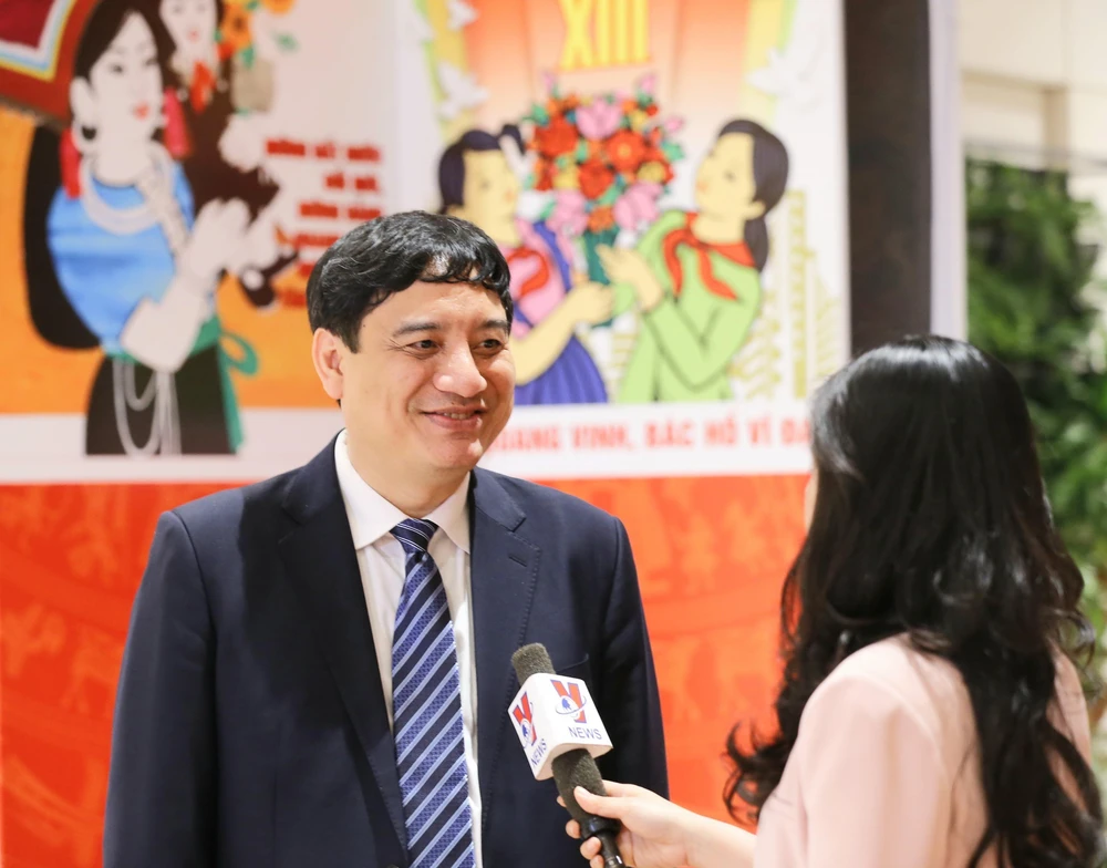 Nguyễn Đắc Vinh, Ủy viên Trung ương Đảng, Phó Chánh Văn phòng Trung ương Đảng trả lời phỏng vấn. (Ảnh: Doãn Tấn/TTXVN)