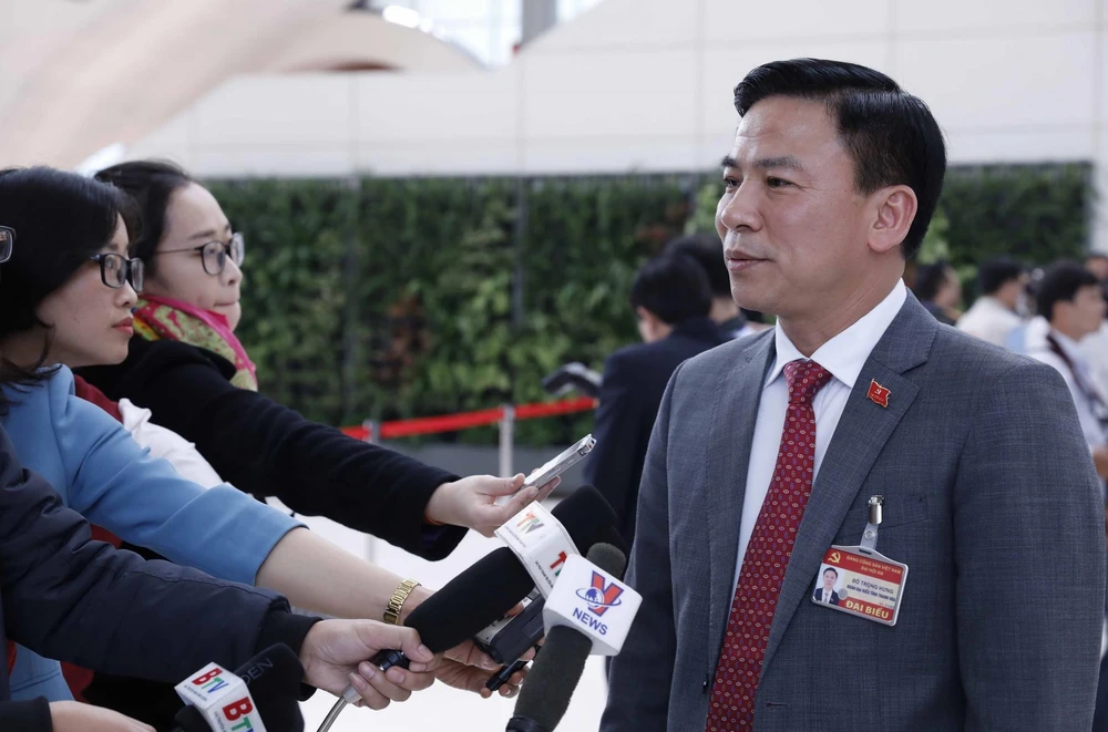 Đồng chí Đỗ Trọng Hưng (Đoàn đại biểu Đảng bộ tỉnh Thanh Hoá) trả lời phỏng vấn của phóng viên các cơ quan thông tấn, báo chí. (Ảnh: TTXVN)