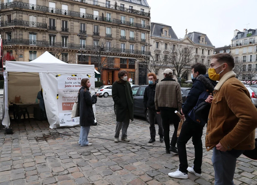 Người dân chờ xét nghiệm COVID-19 tại một điểm xét nghiệm ở Paris, Pháp ngày 16/12/2020. (Ảnh: THX/TTXVN)