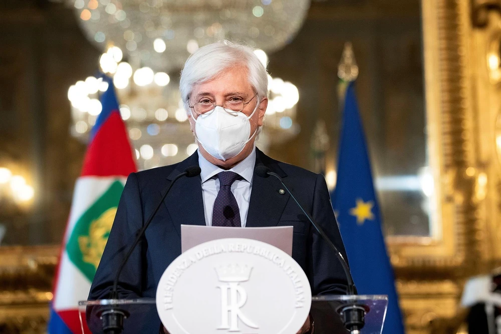 Tổng Thư ký Phủ Tổng thống Italy Ugo Zampetti đọc thông báo chính thức về việc Thủ tướng Giuseppe Conte đệ đơn từ chức lên Tổng thống nước này Sergio Mattarella, tại Rome. (Ảnh: AFP/TTXVN)