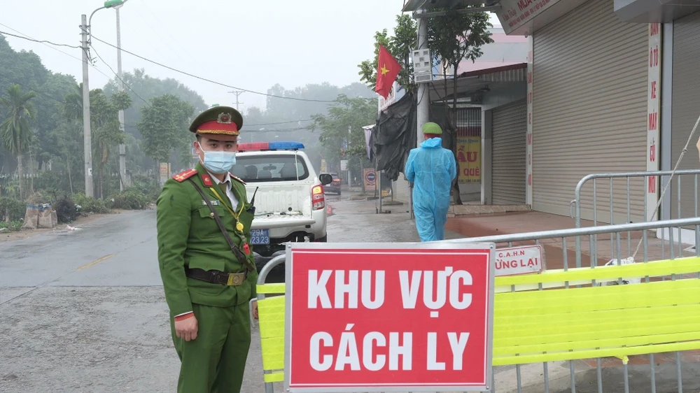 Lực lượng chức năng lập chốt tại Mê Linh, Vĩnh Phúc. (Ảnh: Phạm Hùng/TTXVN phát)
