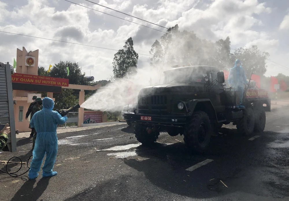 Lực lượng quân đội thuộc Tiểu đoàn Hoá học số 21, Quân đoàn 3 tiến hành phun dung dịch khử khuẩn tại thị xã Ayun Pa và Ia Pa. (Ảnh: Quang Thái/TTXVN)