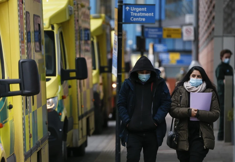 Người dân đeo khẩu trang phòng lây nhiễm COVID-19 tại London, Anh, ngày 26/1. (Ảnh: THX/TTXVN)