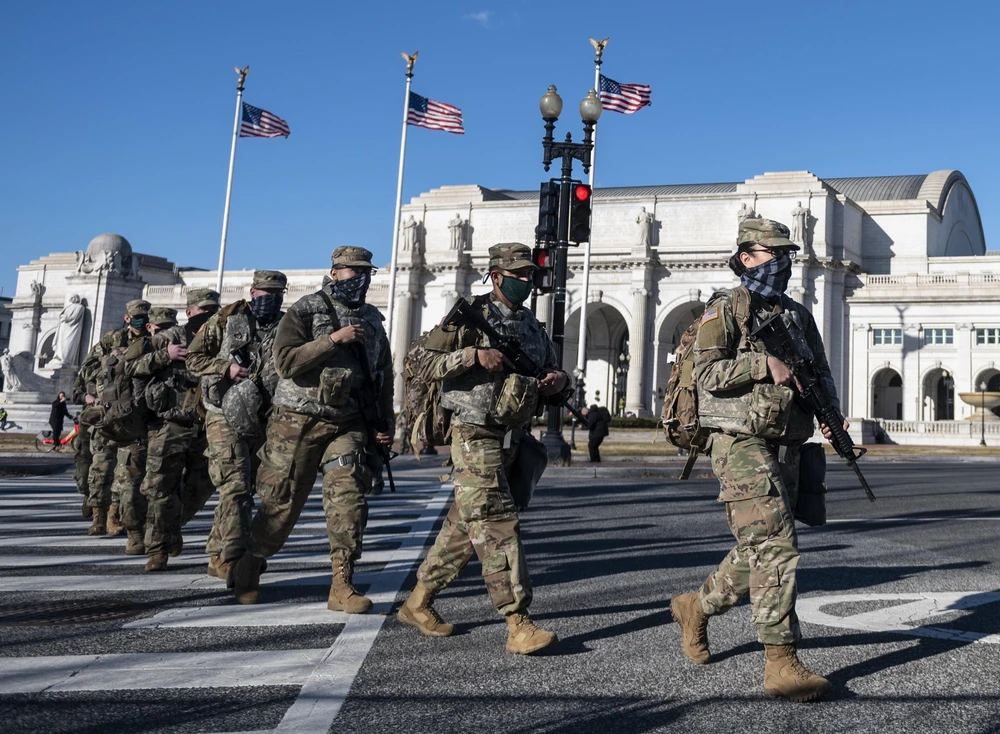 Lực lượng vệ binh quốc gia Mỹ tuần tra gần Đồi Capitol ở Washington, D.C. (Ảnh: AFP/ TTXVN)