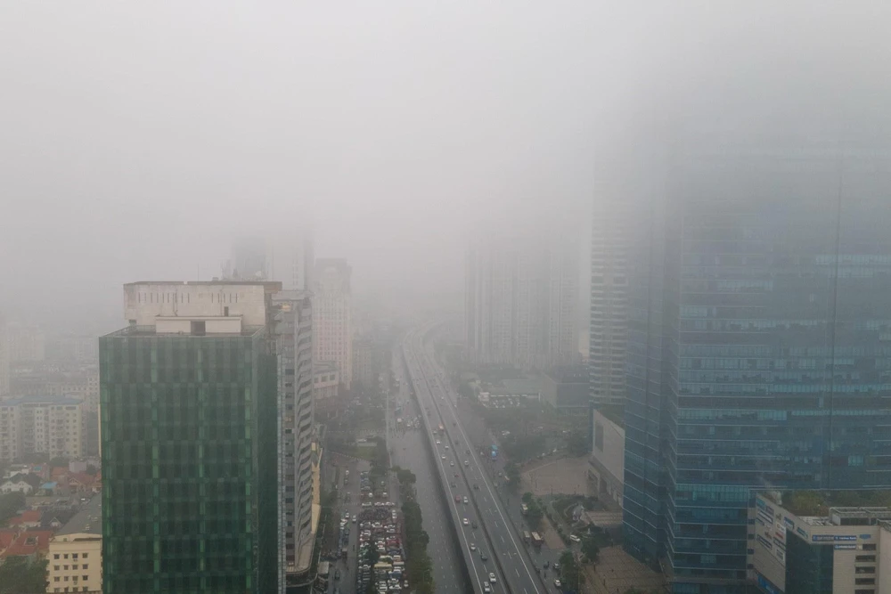 Thủ đô Hà Nội sáng mưa nhỏ, mưa phùn và sương mù. (Ảnh: Thành Đạt/TTXVN)