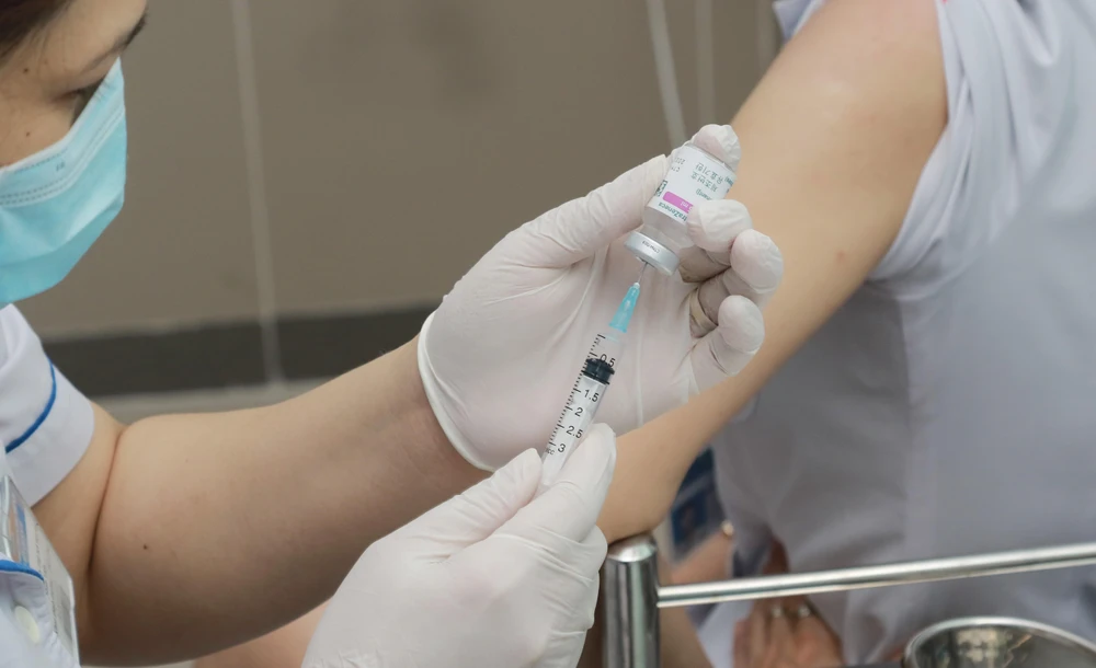 Tiêm vaccine cho các nhân viên y tế tuyến bệnh viện quận, huyện tại Thành phố Hồ Chí Minh. (Ảnh: Đinh Hằng/TTXVN)