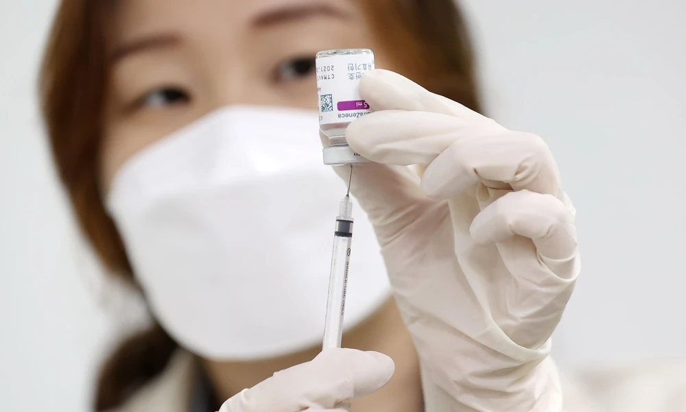 Nhân viên y tế chuẩn bị vaccine ngừa COVID-19 để tiêm cho người dân tại Seoul, Hàn Quốc ngày 12/4/2021. (Ảnh: Yonhap/TTXVN)