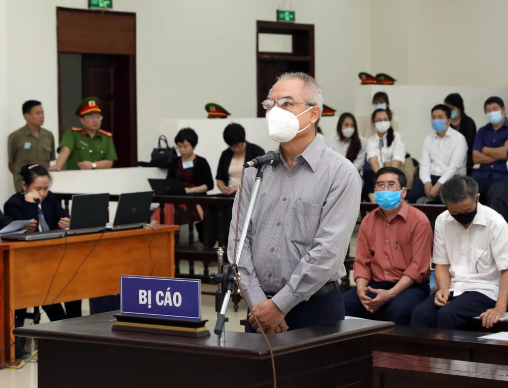 Bị cáo Lê Phú Hưng khai báo tại phiên tòa. (Ảnh: Phạm Kiên/TTXVN)