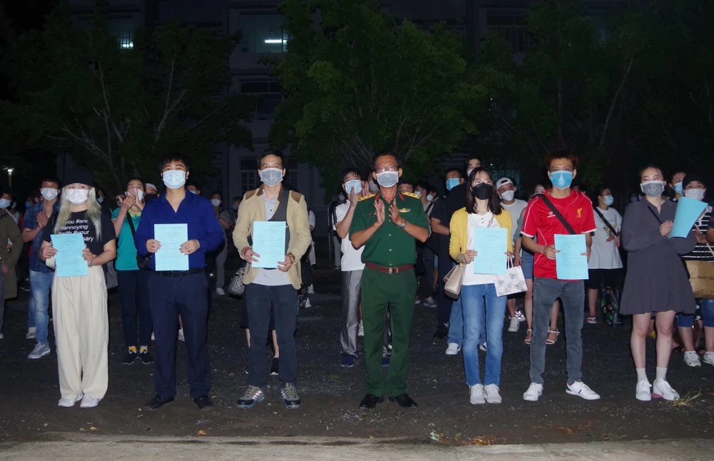 Ban Chỉ đạo phòng, chống dịch COVID-19 tỉnh Bạc Liêu tổ chức trao giấy chứng nhận cho 423 công dân Việt Nam hoàn thành thời gian cách ly. (Ảnh: Chanh Đa/TTXVN)