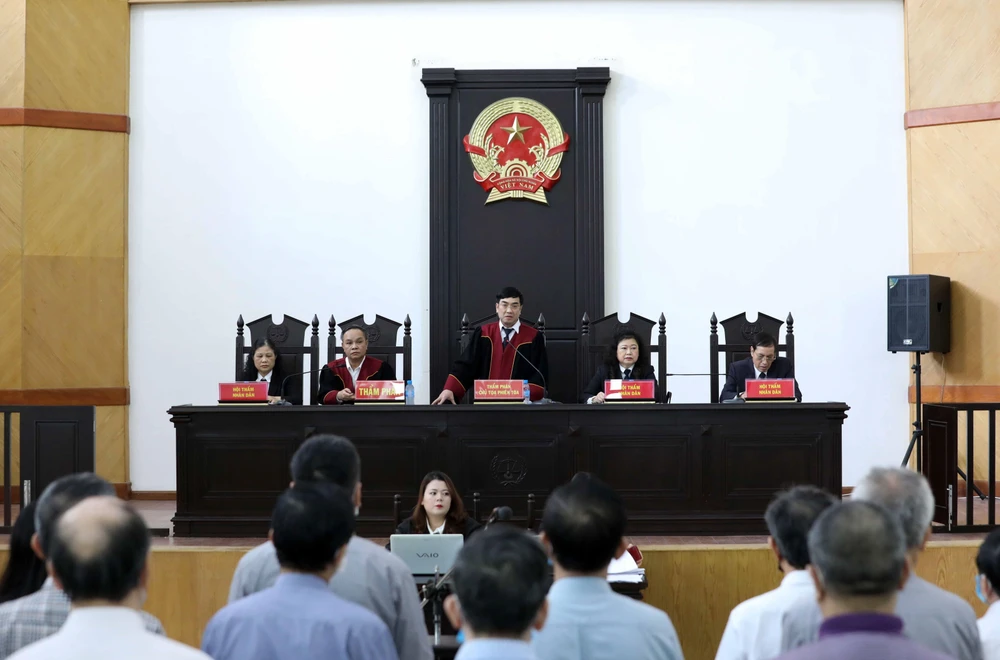 Thẩm phán, Chủ tọa Phiên tòa Phan Huy Cương tuyên án phạt các bị cáo. (Ảnh: Phạm Kiên/TTXVN)