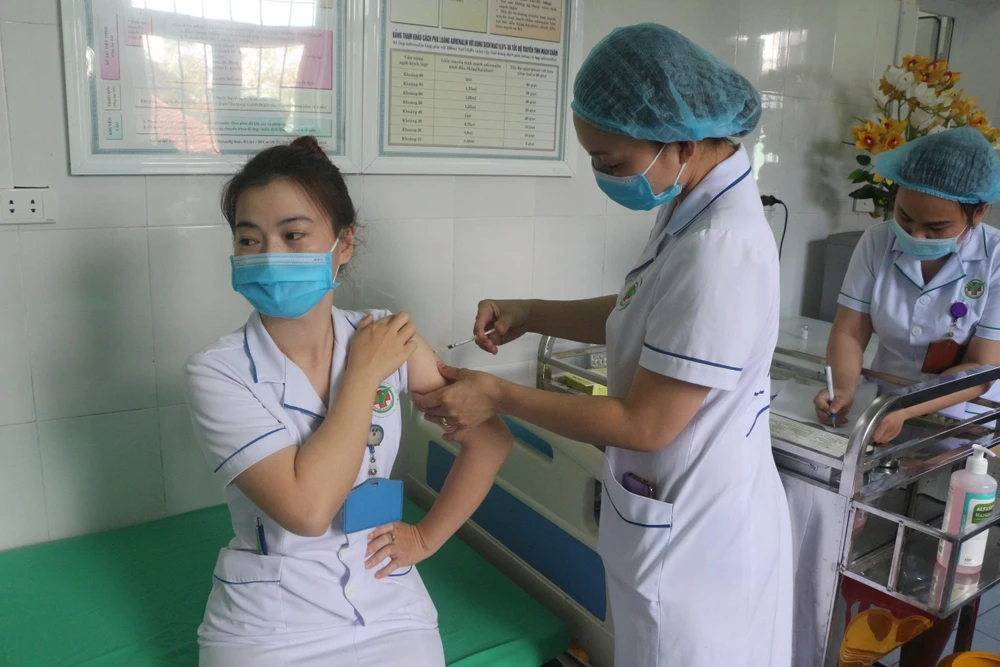 Nhân viên y tế Bệnh viên Đa khoa thành phố Vinh được tiêm vaccine phòng COVID-19. (Ảnh: Bích Huệ/TTXVN)