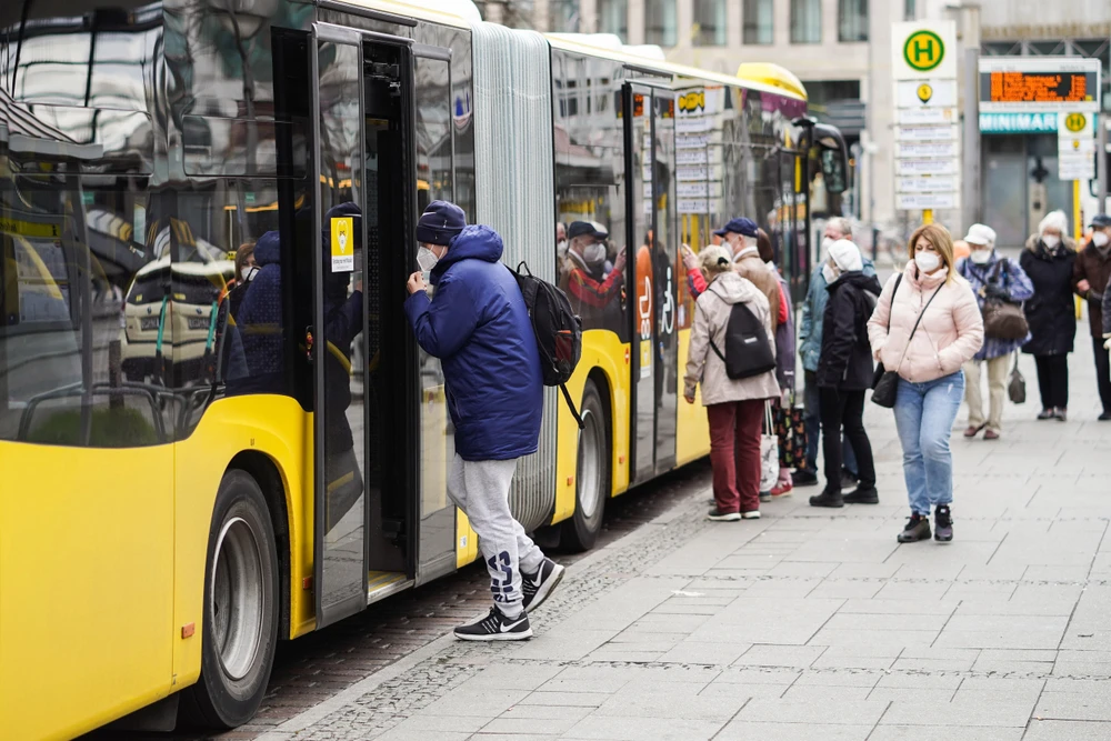 Người dân đeo khẩu trang phòng dịch COVID-19 tại Berlin, Đức, ngày 12/4/2021. (Ảnh: THX/TTXVN)