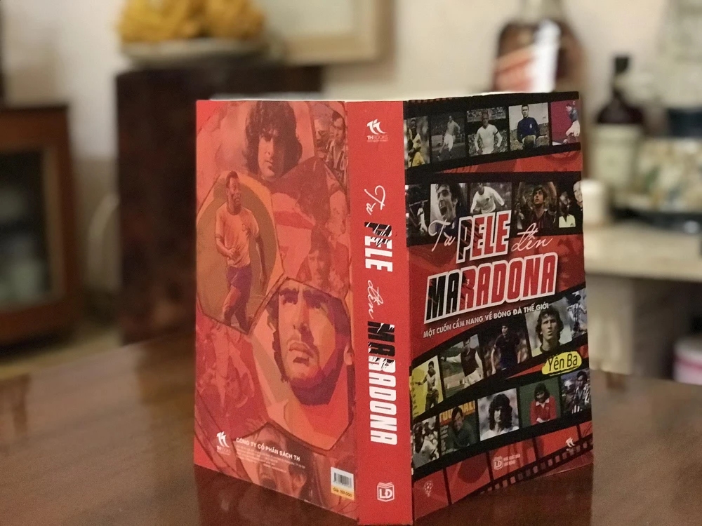 Cuốn sách “Từ Pele đến Maradona” của nhà báo Yên Ba. (Ảnh: PV/Vietnam+)