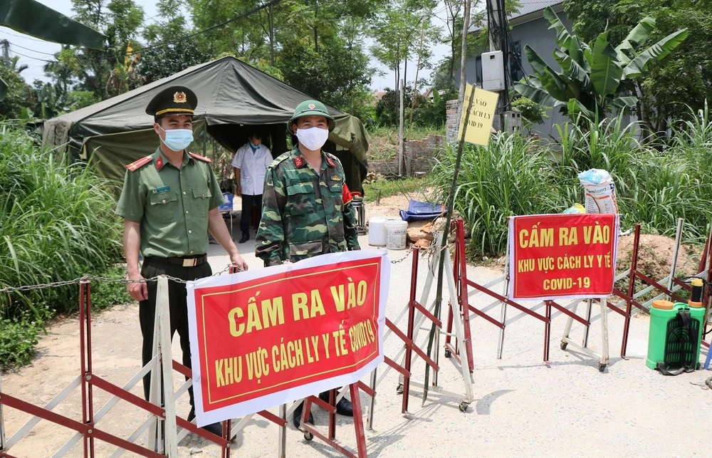 Lực lượng chức năng đang trực tại chốt chống dịch thuộc khu 7, xã Tân Phương, huyện Thanh Thủy, tỉnh Phú Thọ. (Ảnh: Trung Kiên/TTXVN)