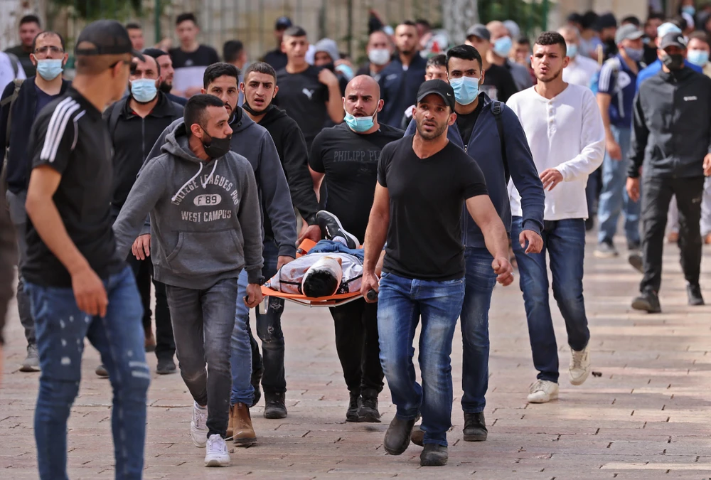 Người biểu tình Palestine bị thương trong cuộc xung đột với cảnh sát Israel. (Ảnh: AFP/TTXVN)