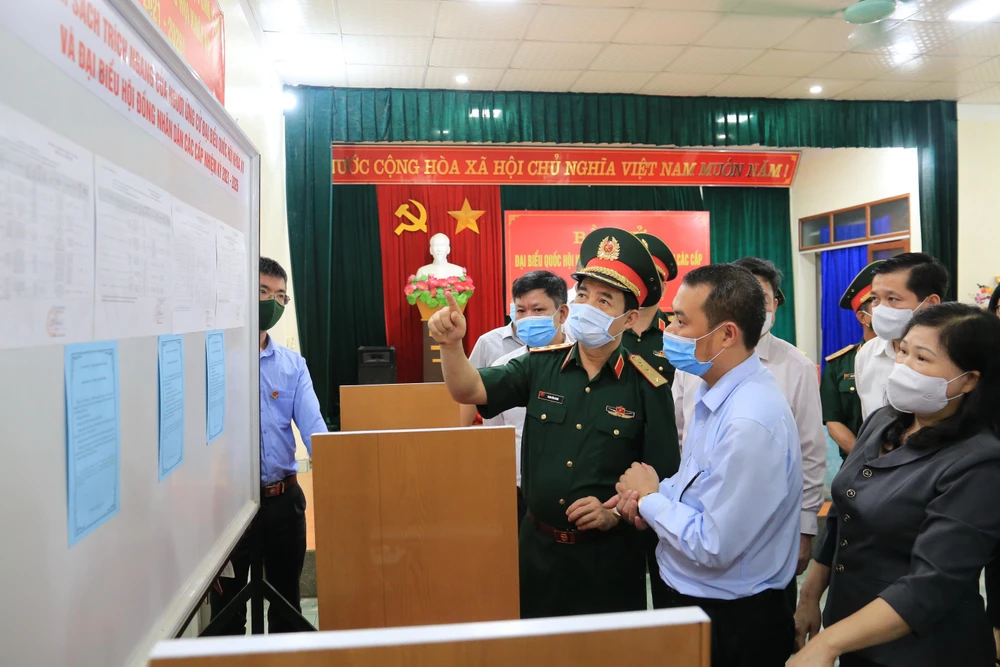 Bộ trưởng Bộ Quốc phòng, Thượng tướng Phan Văn Giang kiểm tra thực tế công tác bầu cử tại khu vực bỏ phiếu số 4 ở Tổ 9, phường Phùng Chí Kiên, thành phố Bắc Kạn. (Ảnh: TTXVN phát)