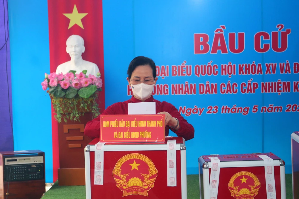 Bí thư Tỉnh ủy Hà Nam Lê Thị Thủy bỏ lá phiếu đầu tiên tại đơn vị bầu cử số 1 phường Quang Trung, thành phố Phủ Lý. (Ảnh: Đại Nghĩa/TTXVN)