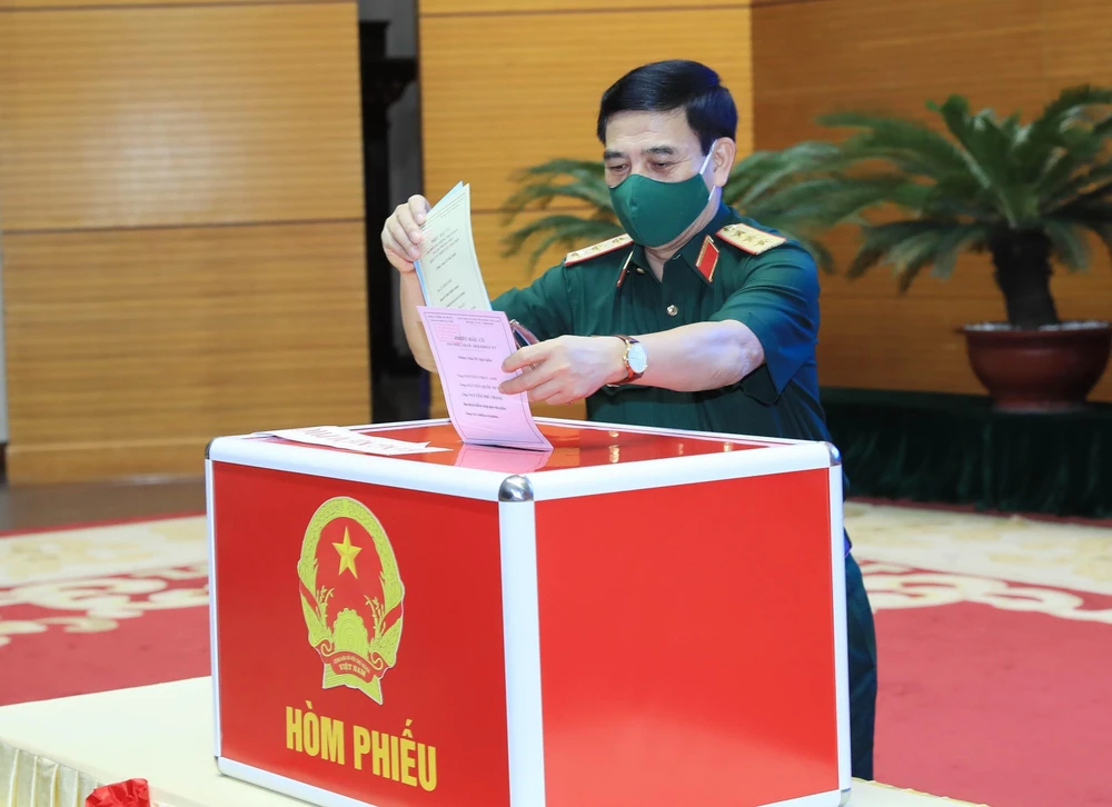 Thượng tướng Phan Văn Giang, Ủy viên Bộ Chính trị, Bộ trưởng Bộ Quốc phòng bỏ phiếu. (Ảnh: Trọng Đức/TTXVN)