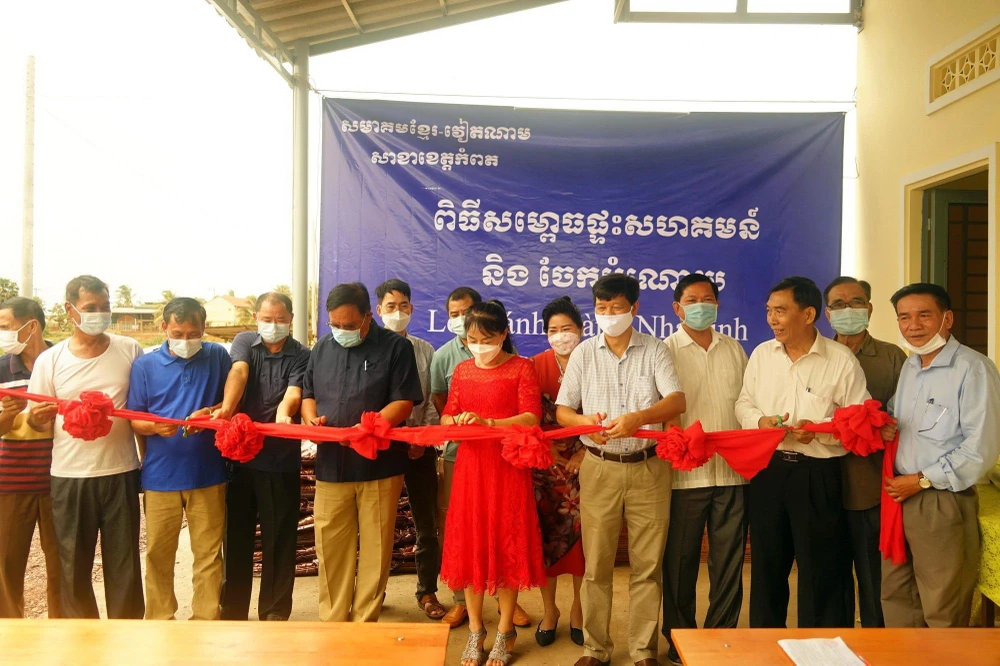 Cắt băng khánh thành nhà cộng đồng người Campuchia gốc Việt tại tỉnh Kampot. (Ảnh: Trần Long/TTXVN)