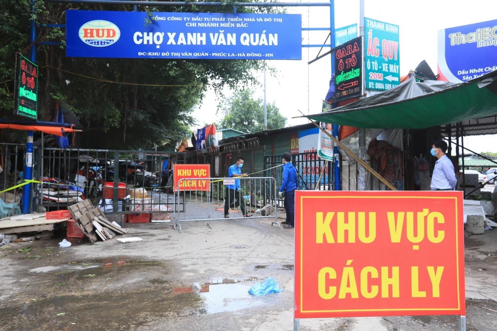 Chợ Xanh Văn Quán (quận Hà Đông) tạm thời bị phong tỏa. (Ảnh: Phan Tuấn Anh/TTXVN)