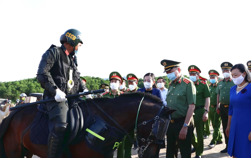 Đại tướng Tô Lâm kiểm tra công tác huấn luyện kỵ binh. (Ảnh: TTXVN phát)
