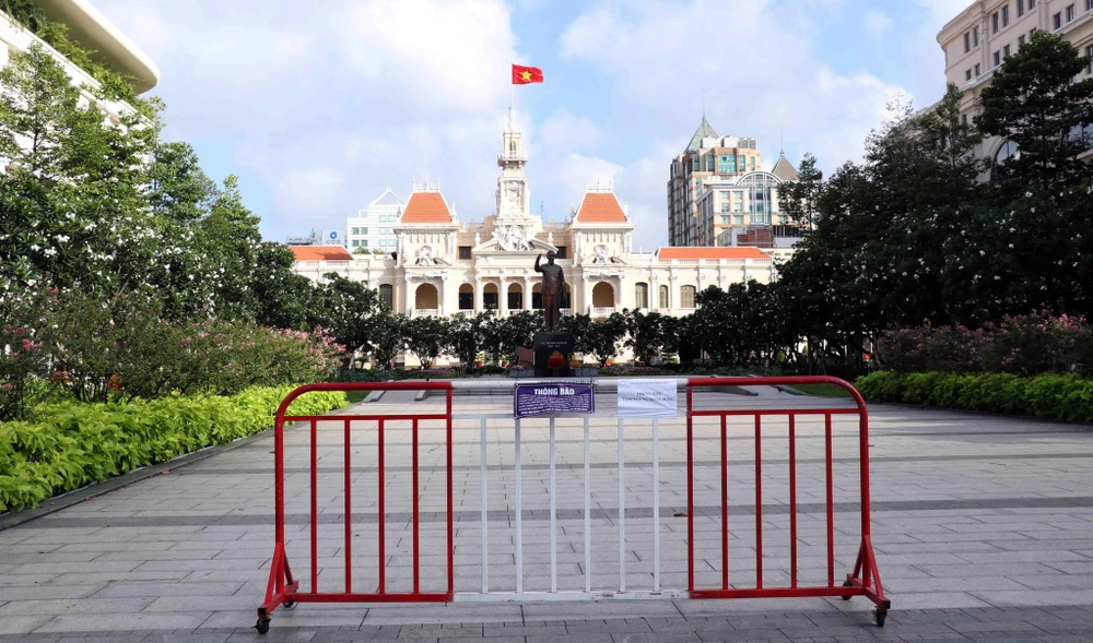 Thành phố Hồ Chí Minh vắng vẻ hơn thường lệ trong ngày đầu tiên thực hiện giãn cách xã hội theo Chỉ thị 15/TTg. (Ảnh: Thu Hương/TTXVN)