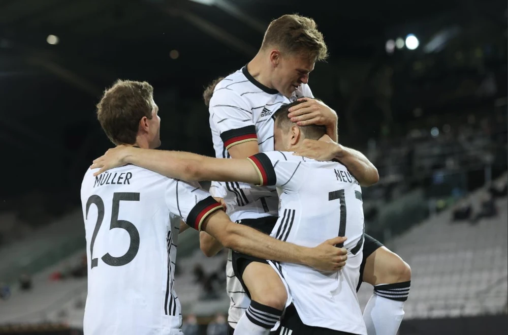 Niềm vui của tuyển Đức sau khi Florian Neuhaus ghi bàn. (Nguồn: Getty Images)