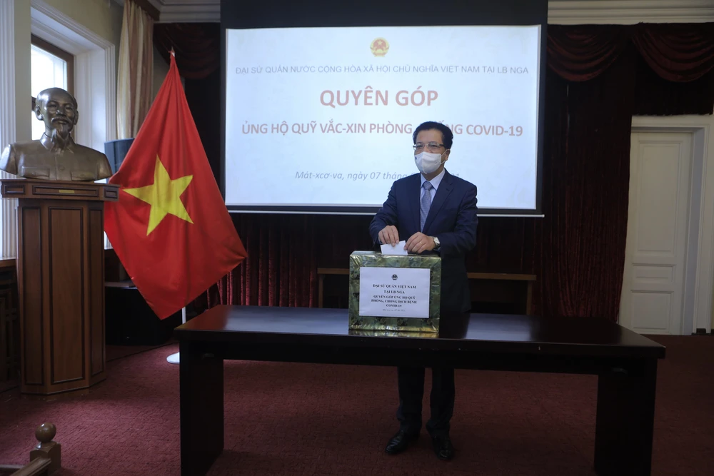 Đại sứ đặc mệnh toàn quyền Việt Nam tại LB Nga Đặng Minh Khôi quyên góp ủng hộ Quỹ vaccine phòng COVID-19. (Ảnh: Trần Hiếu/TTXVN)