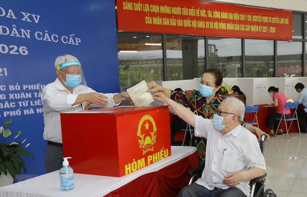 Cử tri phường Xuân Tảo, quận Bắc Từ Liêm, Hà Nội bỏ phiếu tại Khu vực bỏ phiếu số 7. (Ảnh: Nguyễn Điệp/TTXVN)