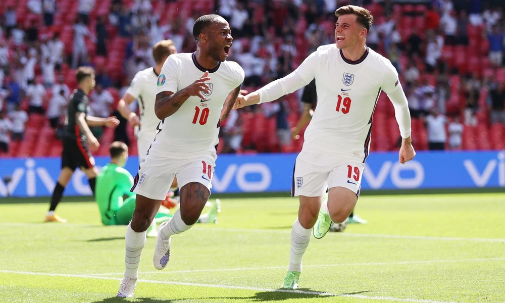 Sterling ăn mừng sau khi ghi bàn cho tuyển Anh. (Nguồn: Reuters)